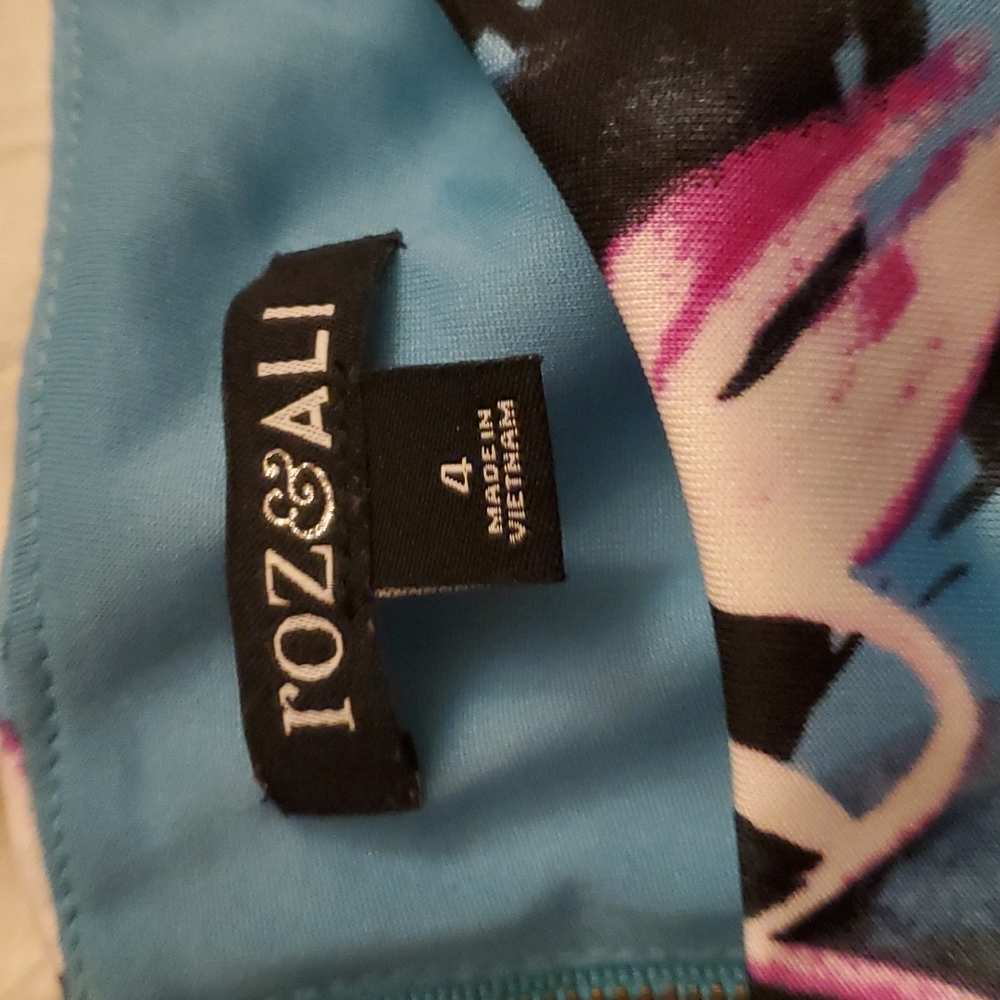 Blue floral Roz & Ali dress with pockets! - Picture 2 of 4